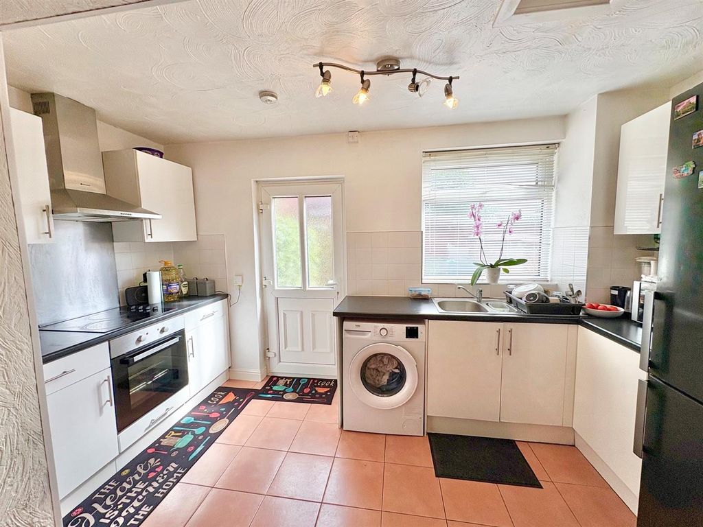 Property photo 3 of 10 Kitchen.Jpg