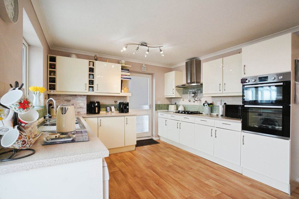 Property photo 3 of 20