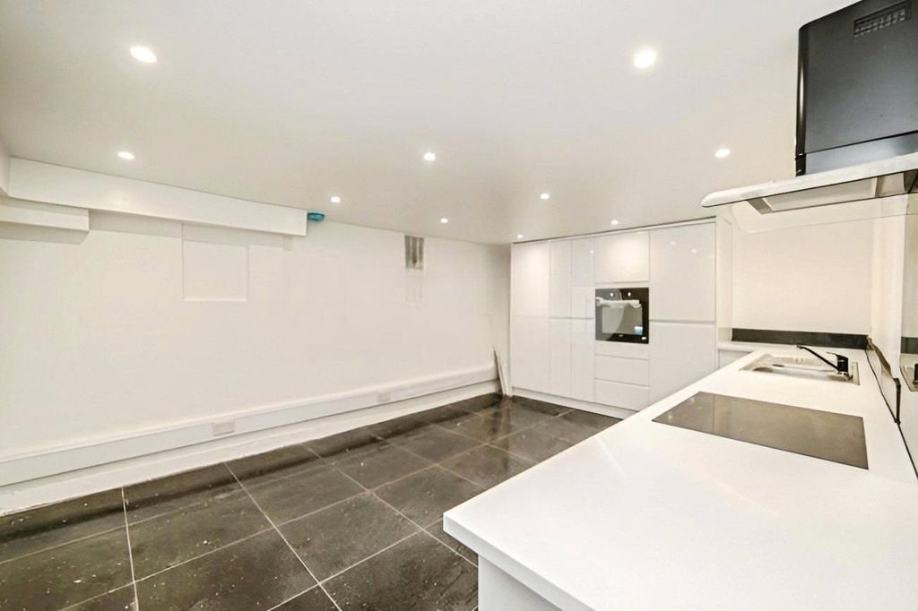 Property photo 2 of 8 Kitchen