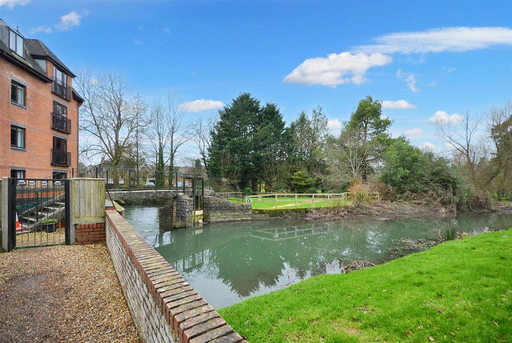 Property photo 2 of 9 Communal Gardens Over The River