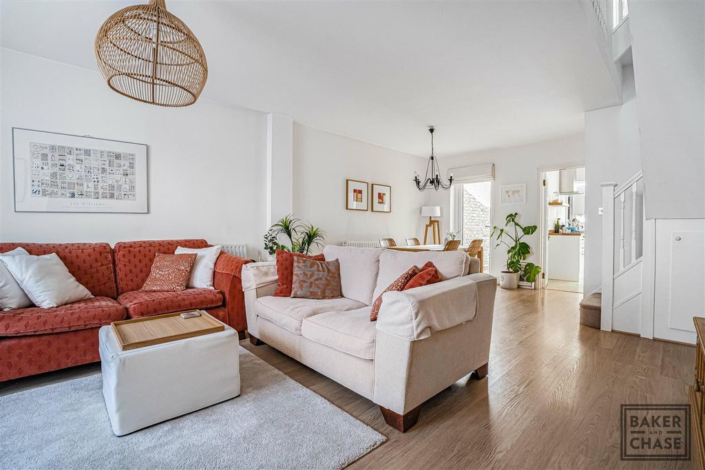 Property photo 2 of 26 Lounge