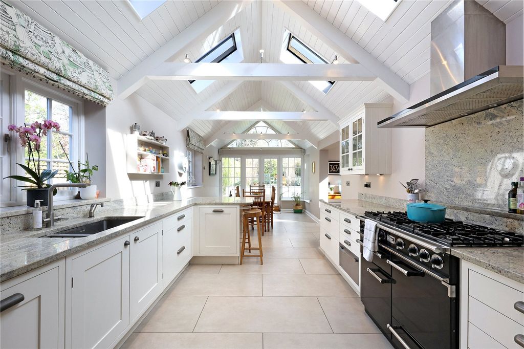 Property photo 2 of 17 Kitchen/Breakfast