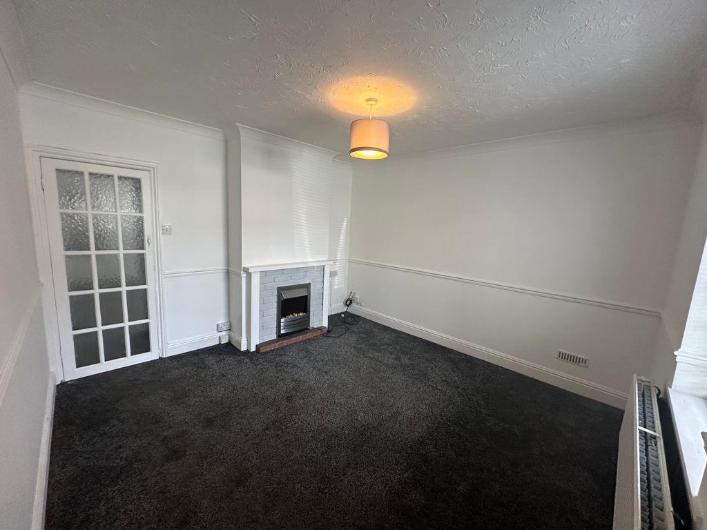 Property photo 3 of 11 Living Room