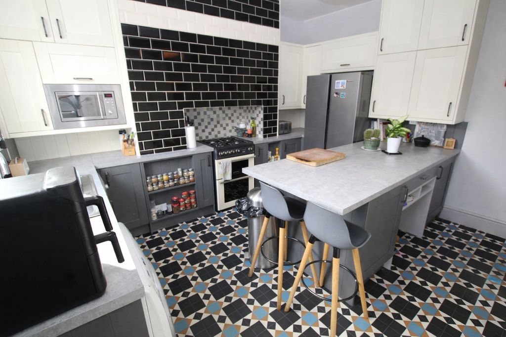 Property photo 3 of 28