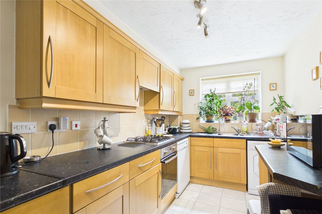 Property photo 3 of 11 Kitchen