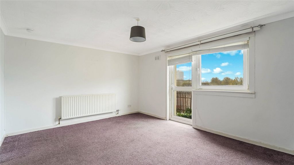 Property photo 3 of 21 Lounge