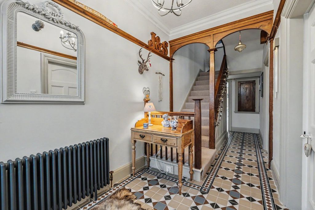 Property photo 2 of 31