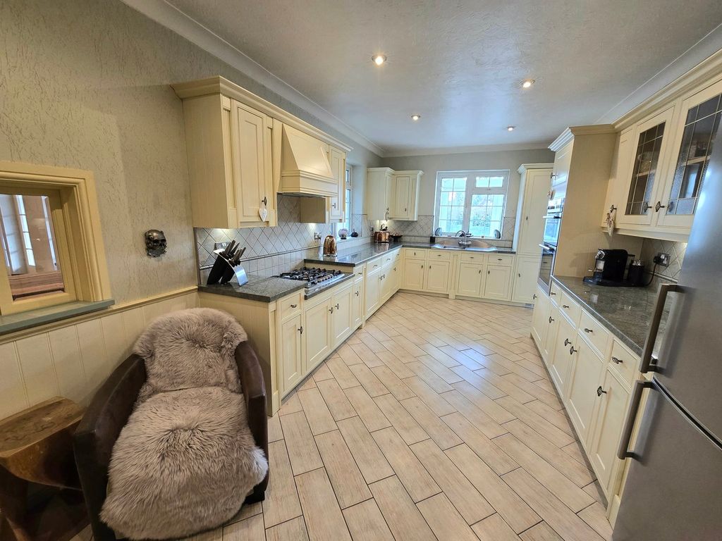 Property photo 2 of 21