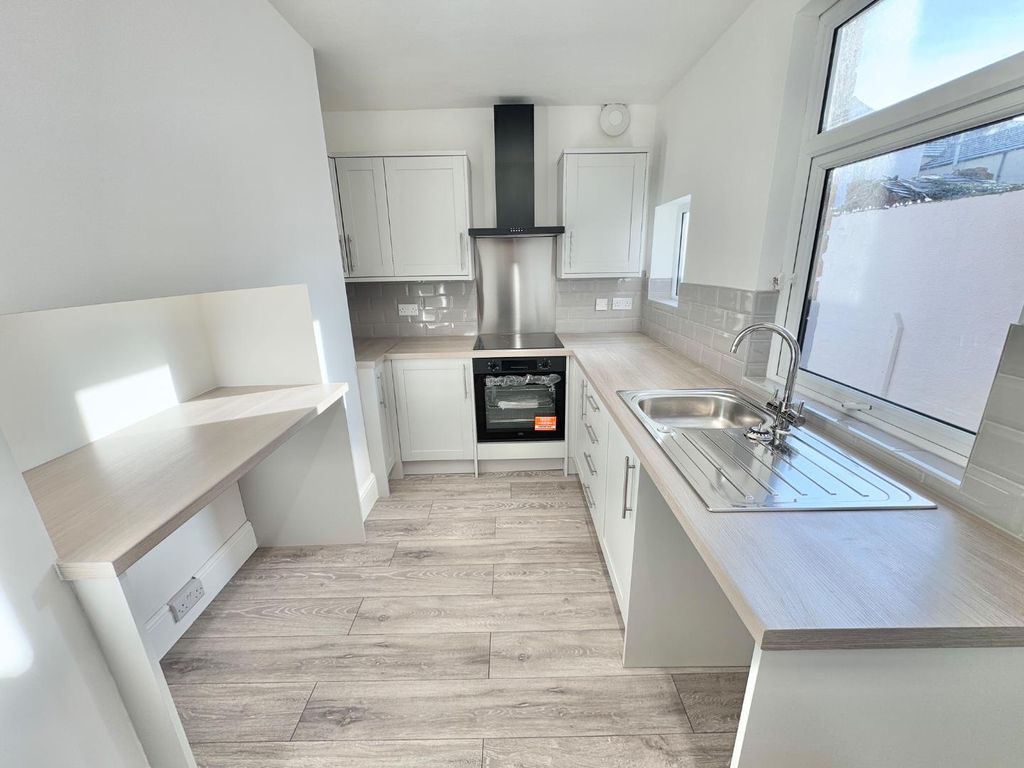 Property photo 3 of 17 Kitchen