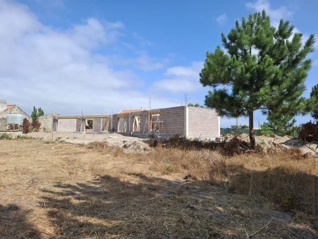 Property photo 1 of 13 Single-Story House Under Construction, 900 m² Plot With Pool - 5 Minutes From Foz Do Arelho Beach.