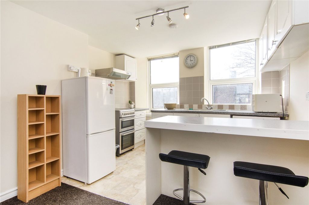 Property photo 3 of 10 Kitchen