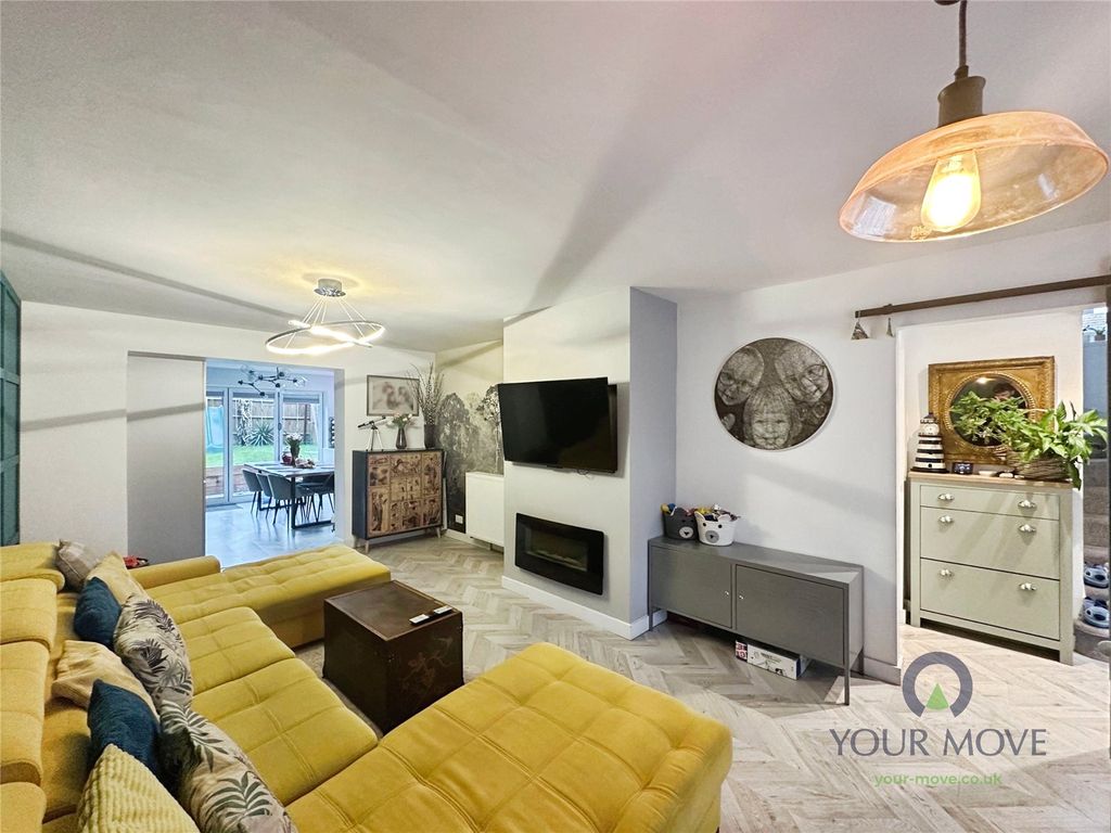 Property photo 3 of 18 Lounge