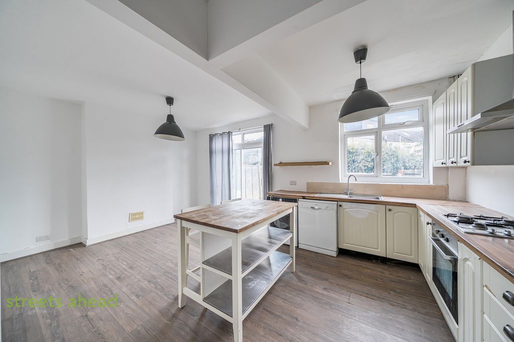 Property photo 3 of 12 Fe7E5Efd-E07F-41E...
