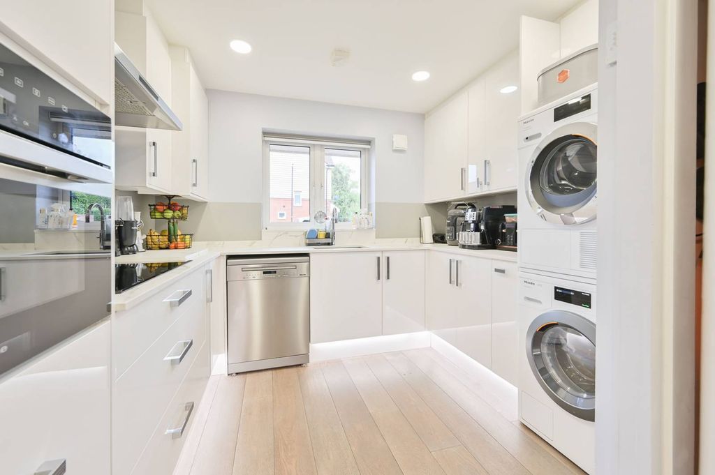 Property photo 3 of 24