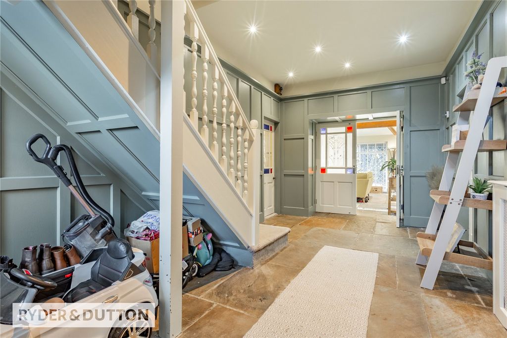 Property photo 3 of 33 Entrance Hall