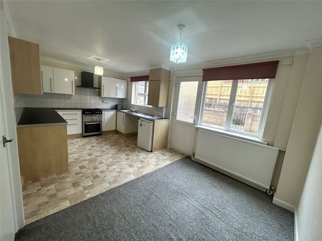 Property photo 3 of 11 Kitchen