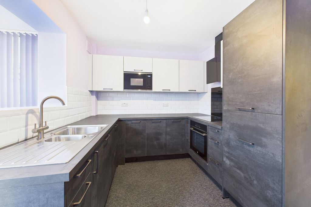 Property photo 3 of 10 Kitchen