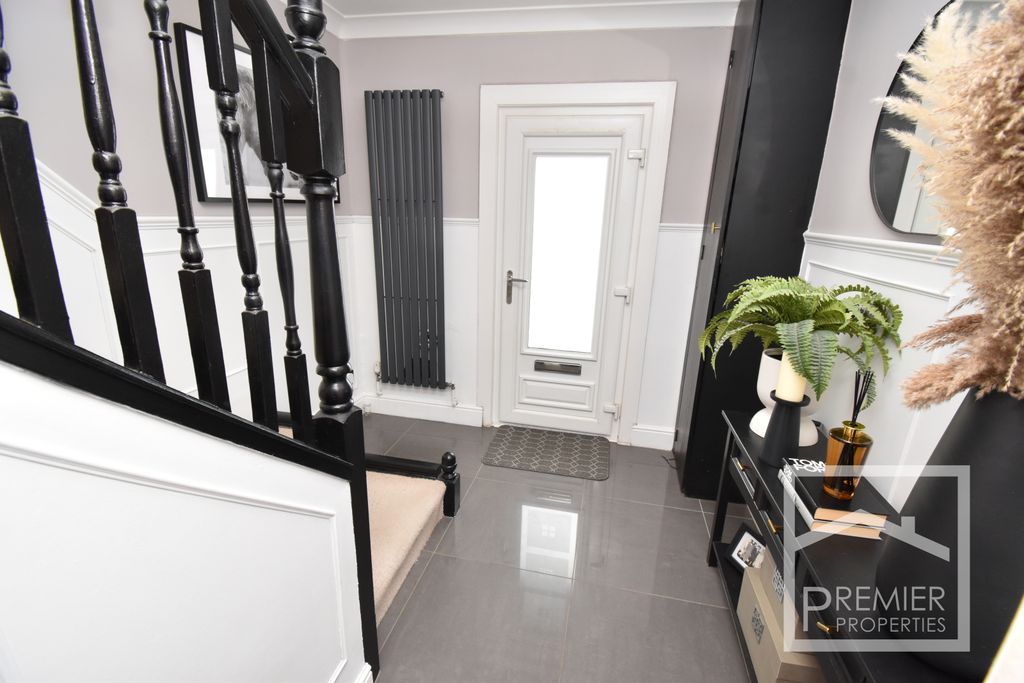Property photo 2 of 19 Hallway