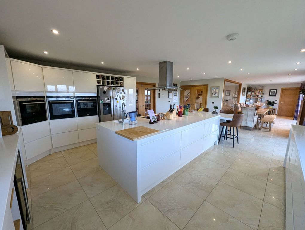 Property photo 3 of 94