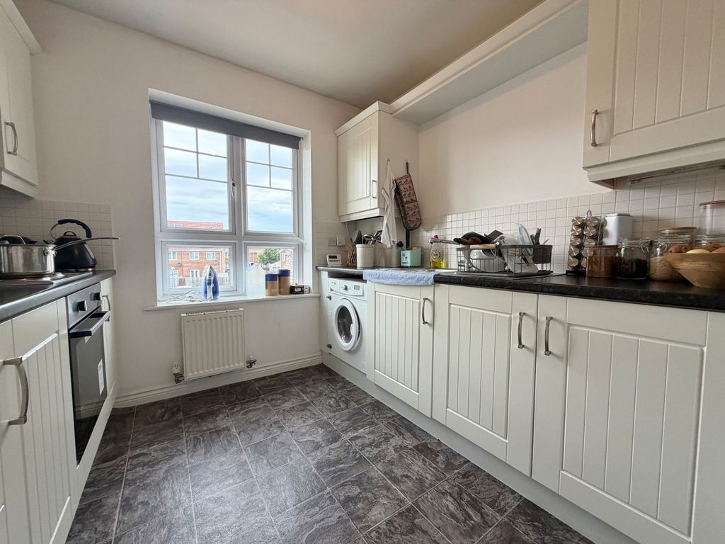 Property photo 3 of 10 Kitchen