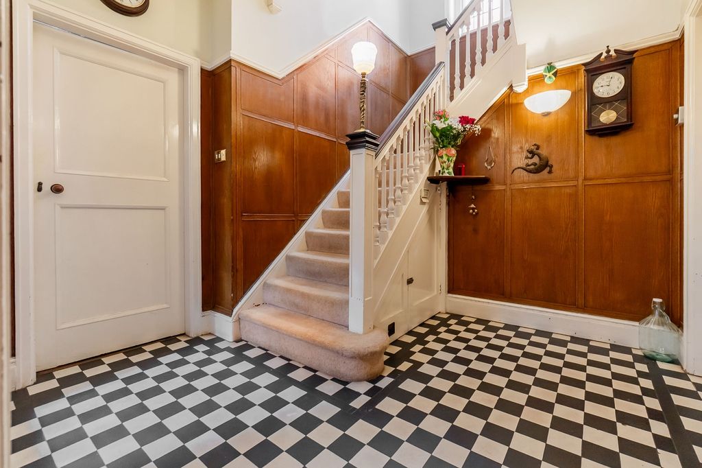 Property photo 2 of 25