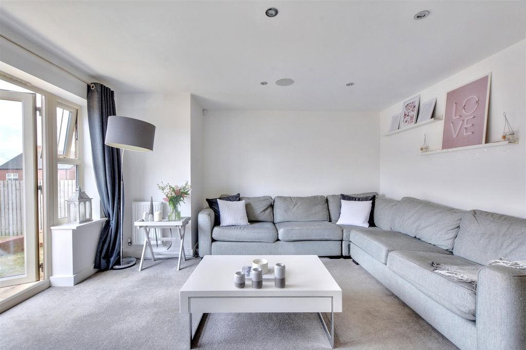 Property photo 2 of 19 Lounge_2.Jpeg