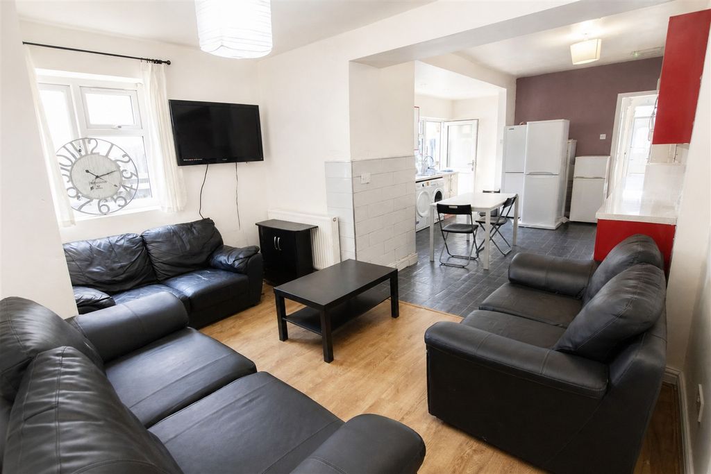 Property photo 1 of 11 Approach