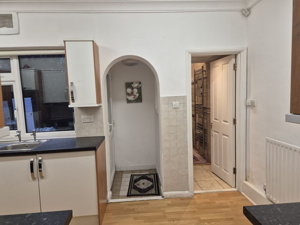 Property photo 3 of 5 Kitchen