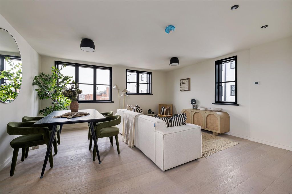 Property photo 3 of 43 Harley Court, E11