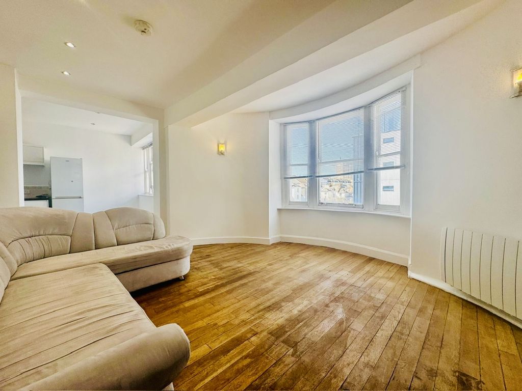 Property photo 2 of 9 4Def9d0F-c427-4A02-946E-4Cb3Ddef077d