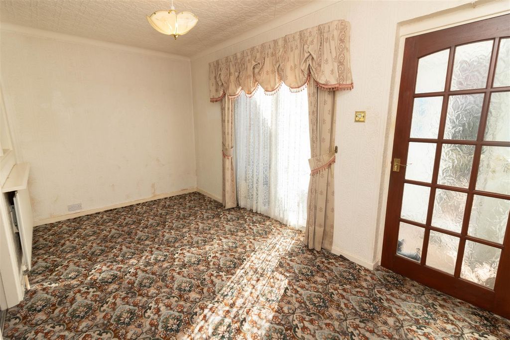 Property photo 3 of 10 Dining Room