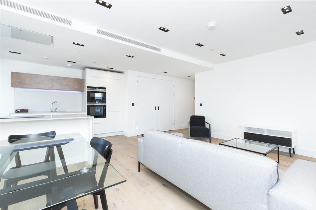 Property photo 3 of 7 98 Keybridge Tower8.Jpg