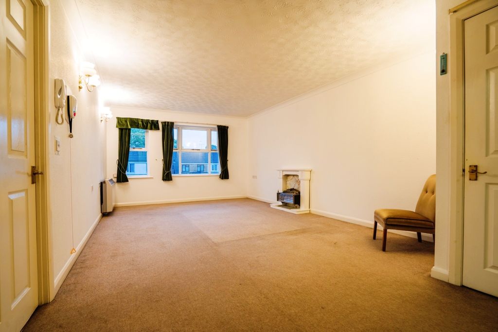 Property photo 1 of 14 Lounge