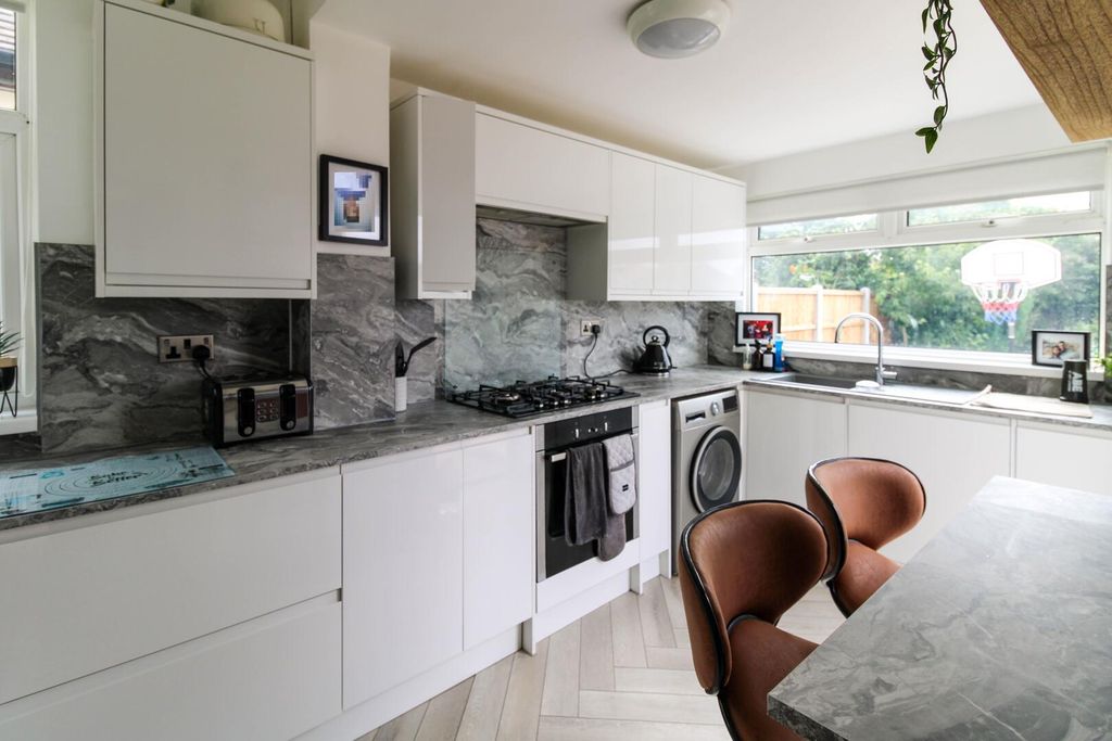 Property photo 2 of 10 Kitchen