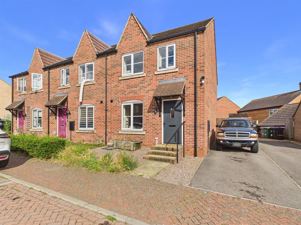 Property photo 1 of 10 Groves Crescent, Stamford