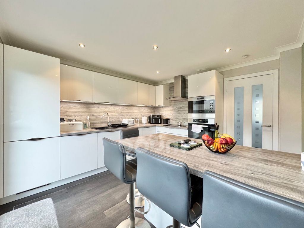 Property photo 3 of 25 Holms Crescent, Erkine Kitchen Pic