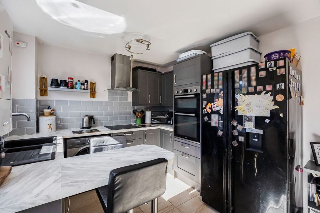 Property photo 3 of 18 Kit2