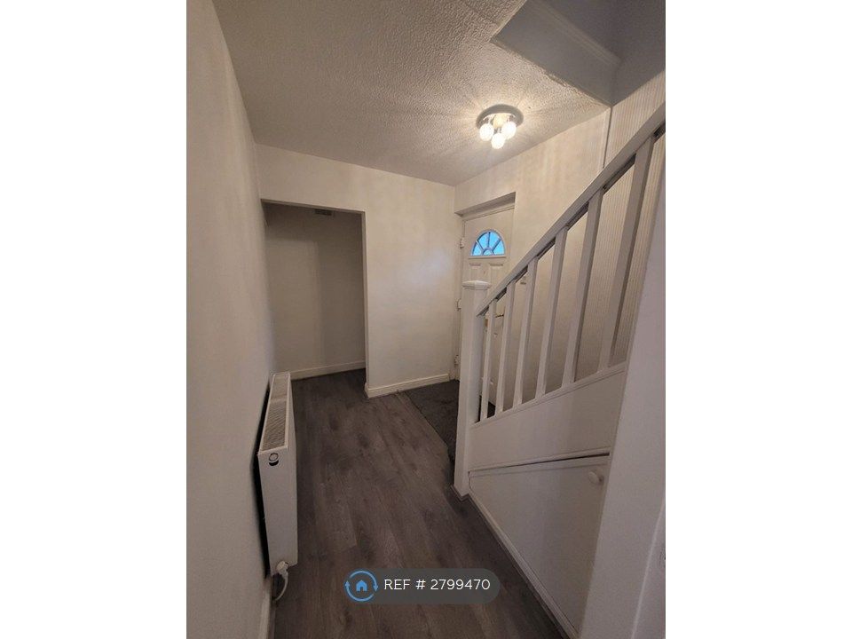 Property photo 2 of 11 Hallway