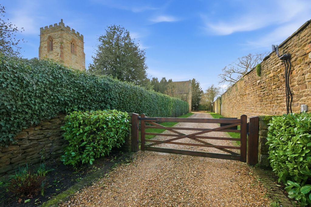 Property photo 2 of 33