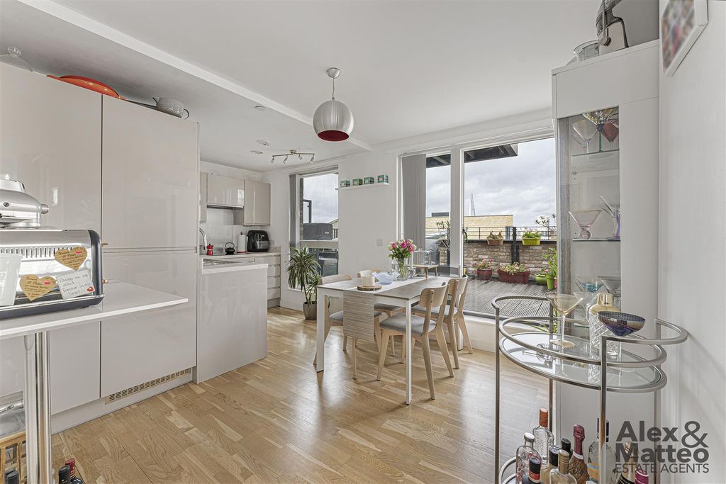 Property photo 1 of 21 Bridgestone House