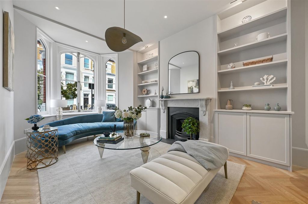 Property photo 2 of 17 Batoum Gardens