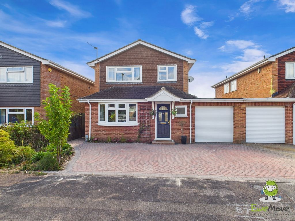 Property photo 1 of 28 Ewemove Estate Agents Basingstoke - Lavender Road