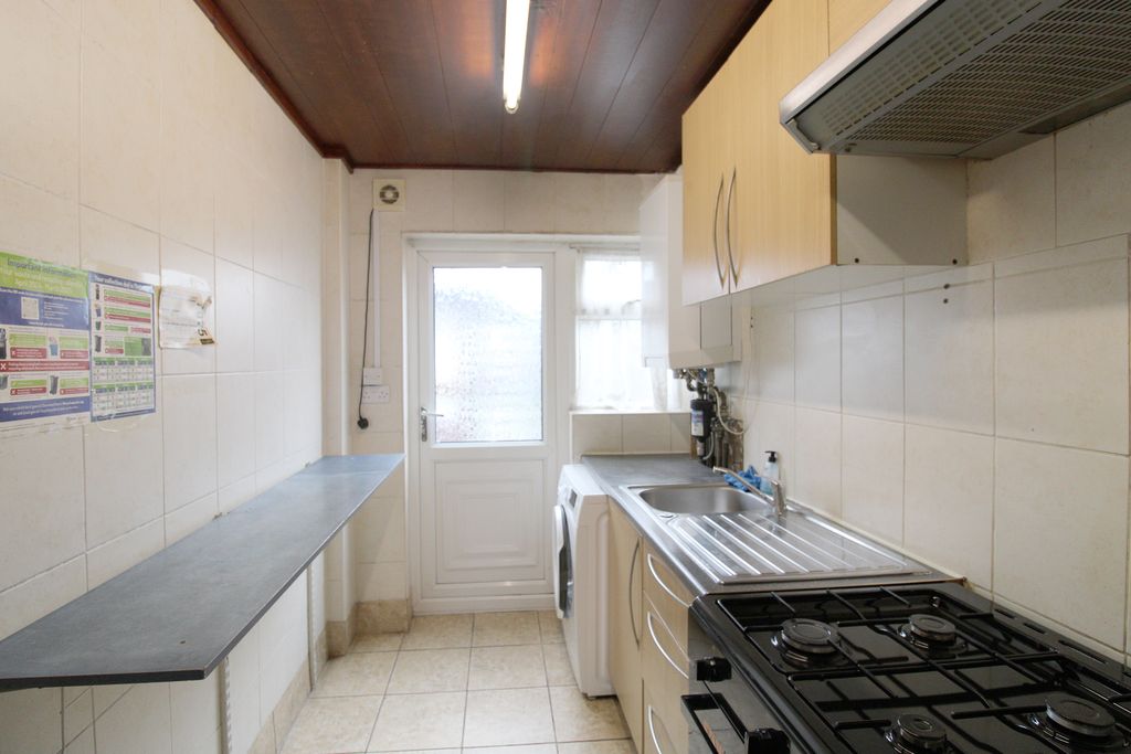 Property photo 3 of 9 Kitchen