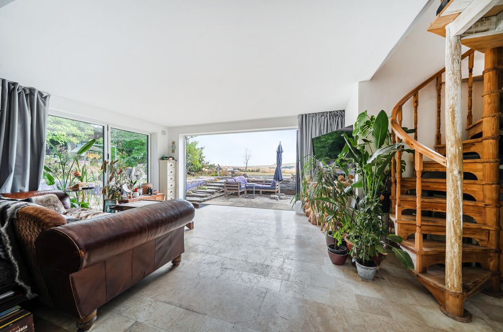 Property photo 3 of 16 14968822