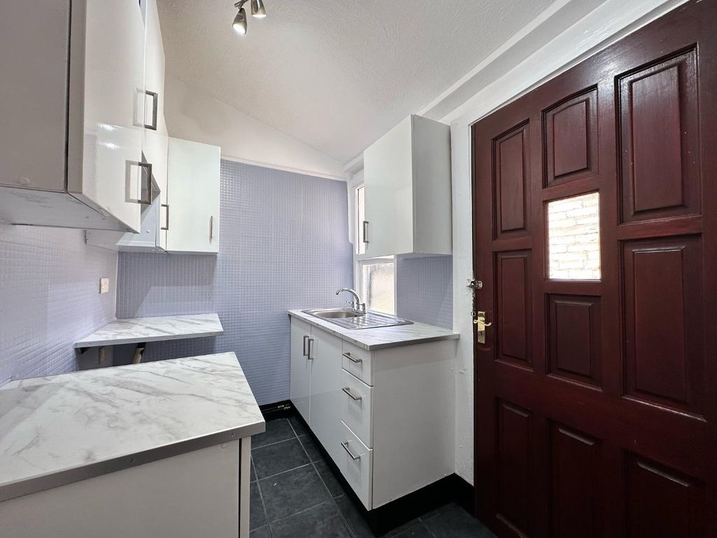 Property photo 3 of 14 Kitchen