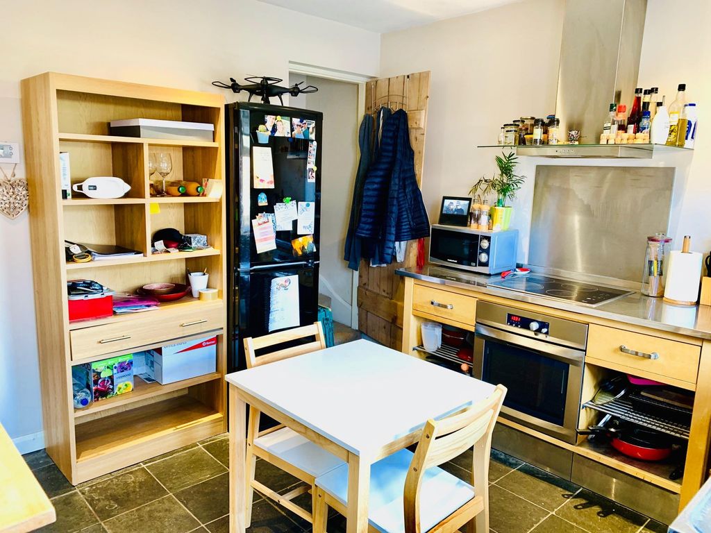 Property photo 3 of 11 Kitchen