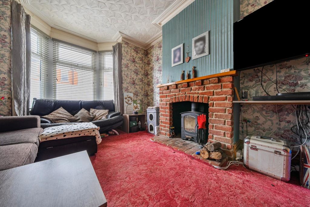 Property photo 3 of 18 1411086-16-6998735Ea0853.Jpg