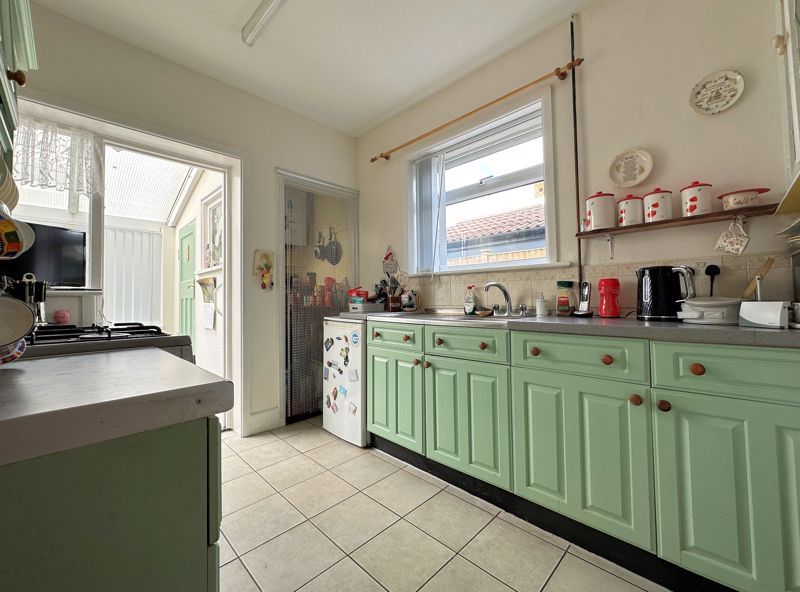 Property photo 3 of 18 Kitchen