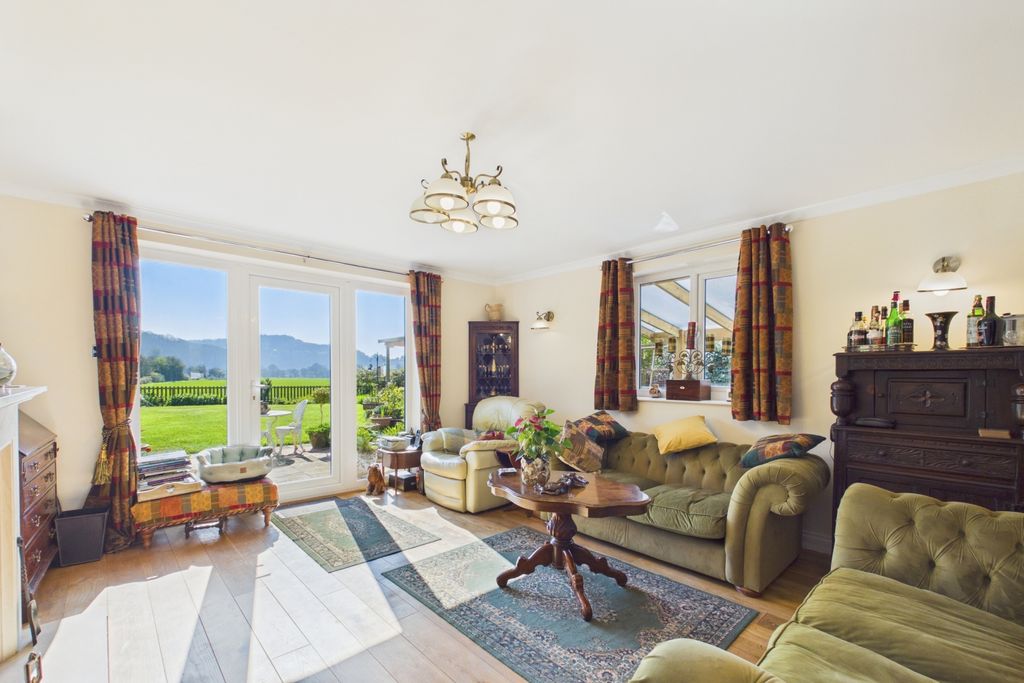 Property photo 2 of 20 Picture No. 15