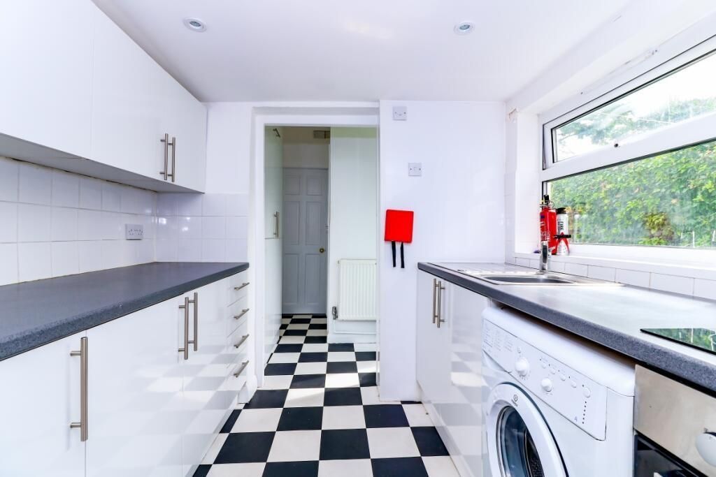 Property photo 2 of 7 Kitchen
